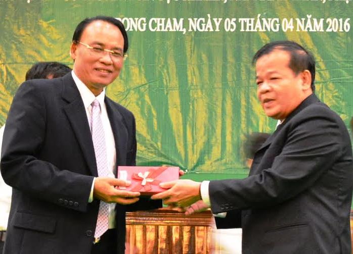 Chủ tịch UBND tỉnh thăm, chúc Tết cổ truyền tỉnh Kampong Cham 
